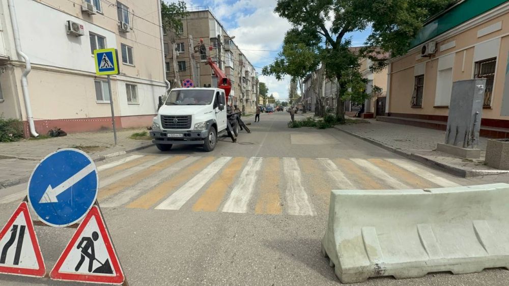 Олег Каторгин: На улице Шлагбаумской сотрудники Службы городского хозяйства проводят снос аварийных деревьев, которые могли представлять опасность, а также выполняют санитарную обрезку веток Олег Каторгин: На улице Шлагбаумской сотрудники Службы городского хозяйства проводят снос аварийных деревьев, которые могли представлять опасность, а также выполняют санитарную обрезку веток