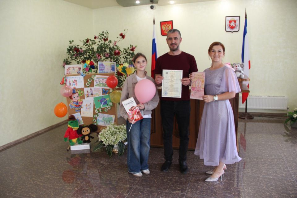 Белогорский районный отдел ЗАГС также провел торжественные обряды имянаречения под названием «Родительский дом – начало начал», приуроченные ко Всемирному Дню родителей
