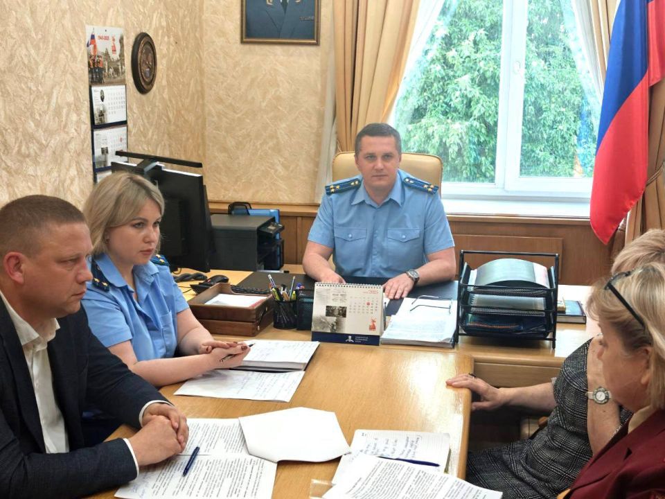 Под председательством заместителя прокурора республики Леонида Селивёрстова состоялось совещание, посвященное предстоящей летней оздоровительной кампании