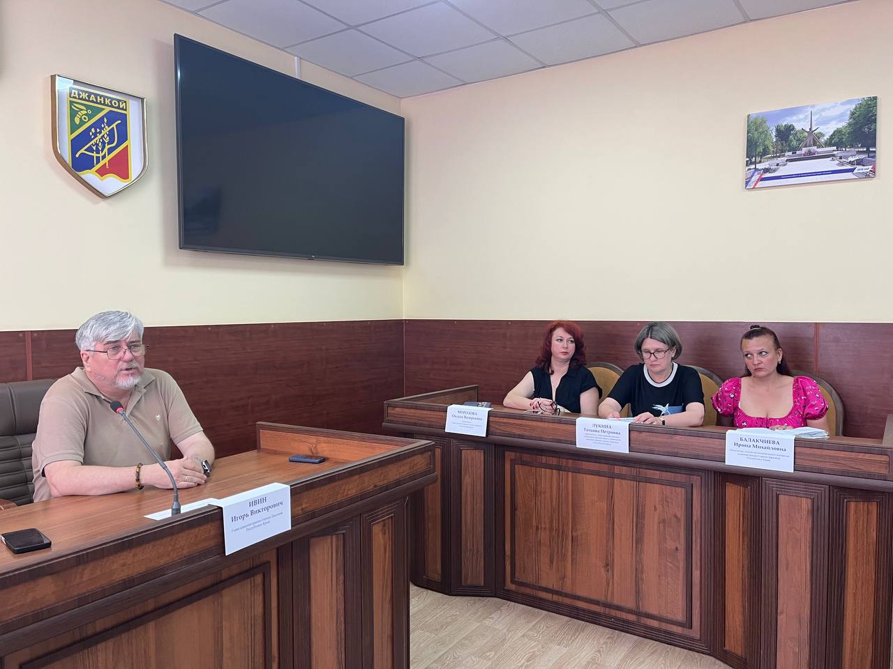 Игорь Ивин обсудил с предпринимателями вопрос надлежащего содержания прилегающих территорий к торговым объектам Игорь Ивин обсудил с предпринимателями вопрос надлежащего содержания прилегающих территорий к торговым объектам