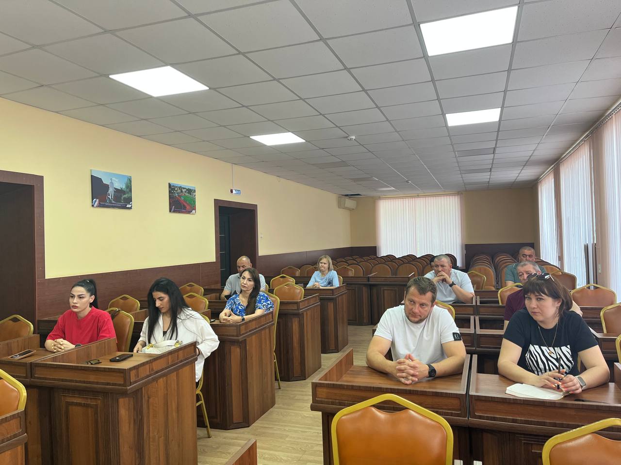 Игорь Ивин обсудил с предпринимателями вопрос надлежащего содержания прилегающих территорий к торговым объектам Игорь Ивин обсудил с предпринимателями вопрос надлежащего содержания прилегающих территорий к торговым объектам