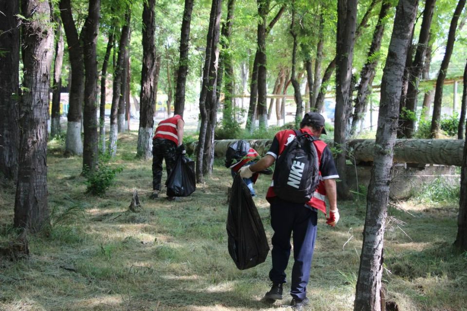 В Керчи продолжается большая работа по очистке муниципальных территорий, которые не относятся к придомовым и ранее не подвергались систематической уборке