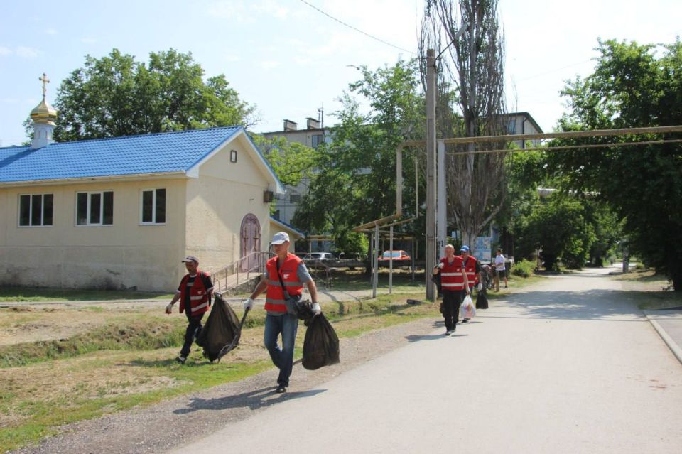 В Керчи продолжается большая работа по очистке муниципальных территорий, которые не относятся к придомовым и ранее не подвергались систематической уборке
