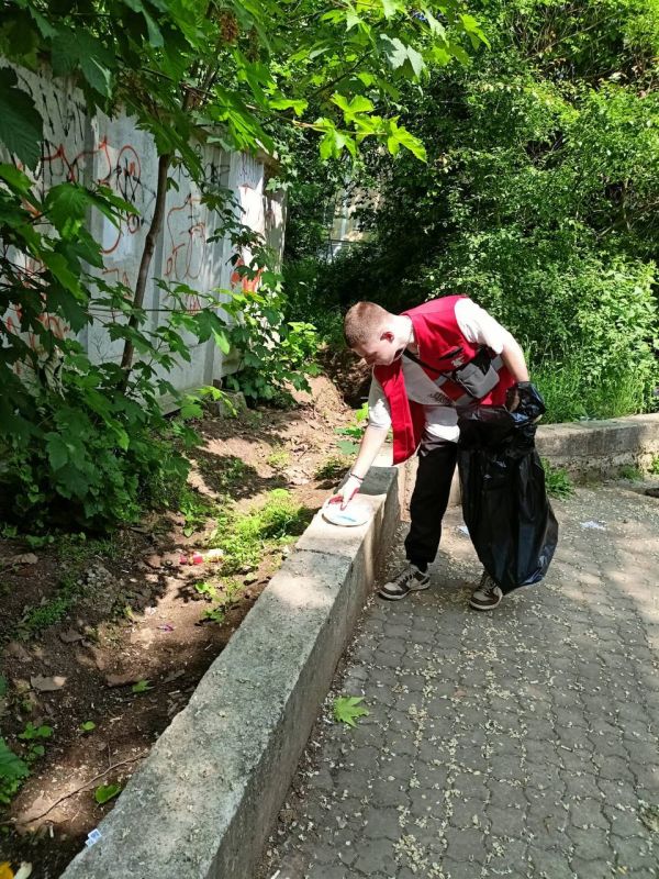 В Керчи продолжается большая работа по очистке муниципальных территорий, которые не относятся к придомовым и ранее не подвергались систематической уборке