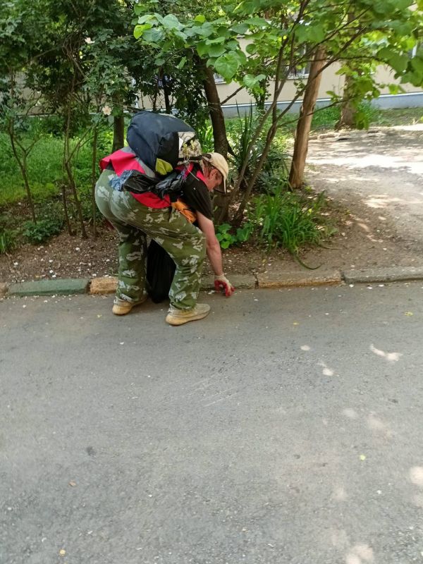 В Керчи продолжается большая работа по очистке муниципальных территорий, которые не относятся к придомовым и ранее не подвергались систематической уборке