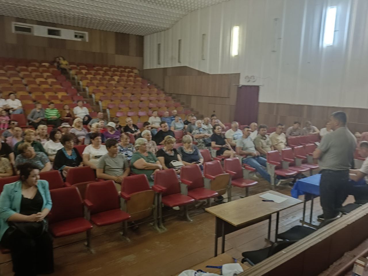 Глава администрации Сакского района Владислав Хаджиев встретился с жителями села Ильинка Глава администрации Сакского района Владислав Хаджиев встретился с жителями села Ильинка