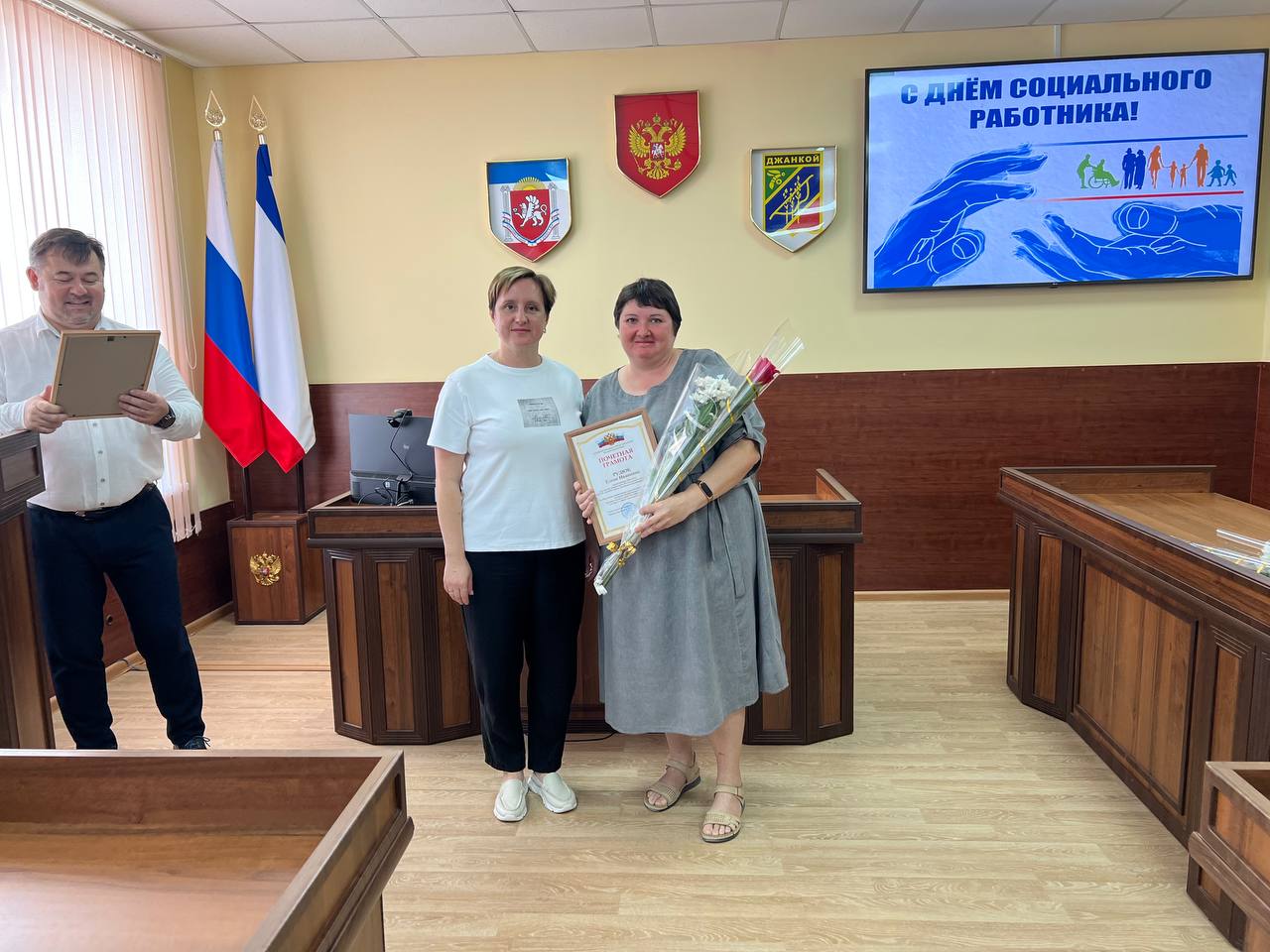Жанна Хмур поздравила социальных работников города с профессиональным праздником Жанна Хмур поздравила социальных работников города с профессиональным праздником