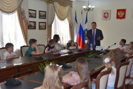 Юрий Нестеренко: Вручил призы победителям и участникам своего, уже ставшего традиционным, конкурса чтецов среди воспитанников детских садов и школьников Крыма