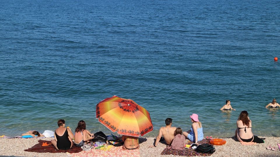 жирные толстые на пляже Секс на пляже среди бела дня возмутил туристов: в Крыму составили протокол на хулиганов - Лента новостей Крыма