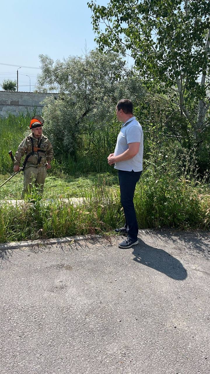 Несмотря на выходной день в Керчи продолжается работа по покосу травы и уборке межквартальных пространств, не входящих в откадастрированные территории МКД Несмотря на выходной день в Керчи продолжается работа по покосу травы и уборке межквартальных пространств, не входящих в откадастрированные территории МКД