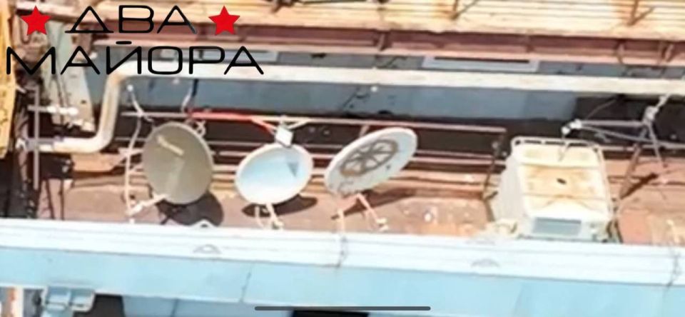 Два майора: Чёрное море. Одной из целей операции Черноморского Флота Морского отряда СпН «Эспаньола» и «Омерзительной восьмерки» было выведение из строя средств спутниковой связи противника и радио моста, ювелирное огневое...