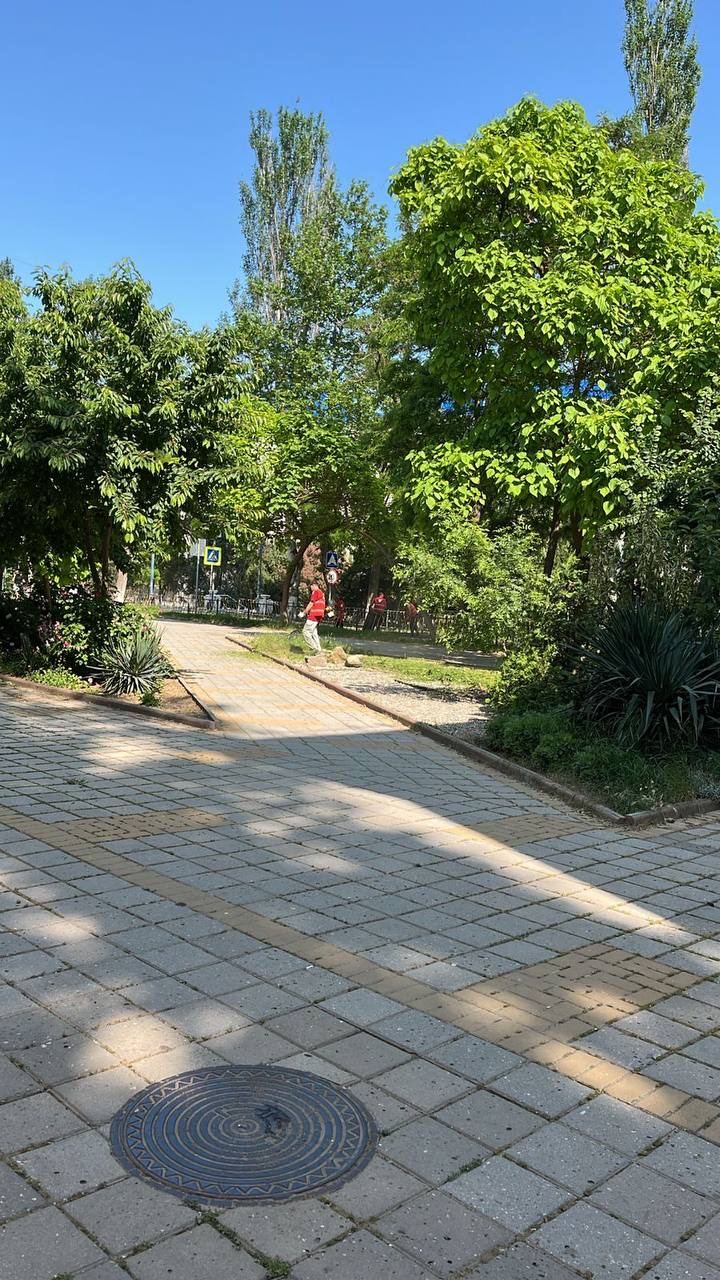 Несмотря на выходной день в Керчи продолжается работа по покосу травы и уборке межквартальных пространств, не входящих в откадастрированные территории МКД Несмотря на выходной день в Керчи продолжается работа по покосу травы и уборке межквартальных пространств, не входящих в откадастрированные территории МКД