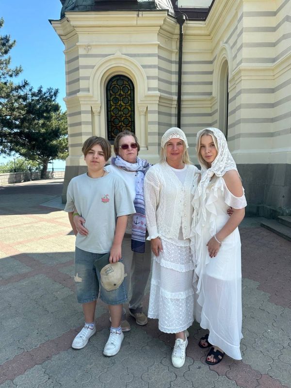 Ольга Торубарова: Со Святой Троицей, дорогие друзья! Ольга Торубарова: Со Святой Троицей, дорогие друзья!