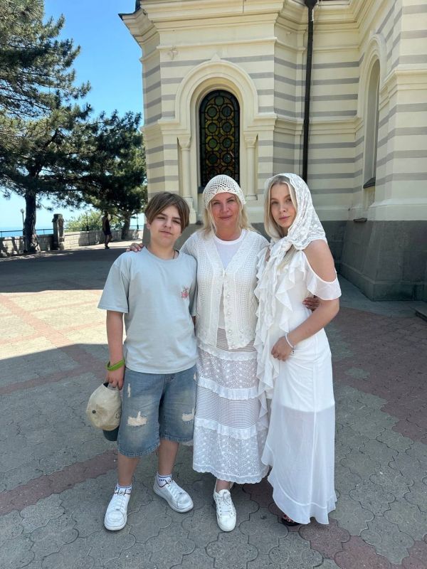 Ольга Торубарова: Со Святой Троицей, дорогие друзья! Ольга Торубарова: Со Святой Троицей, дорогие друзья!