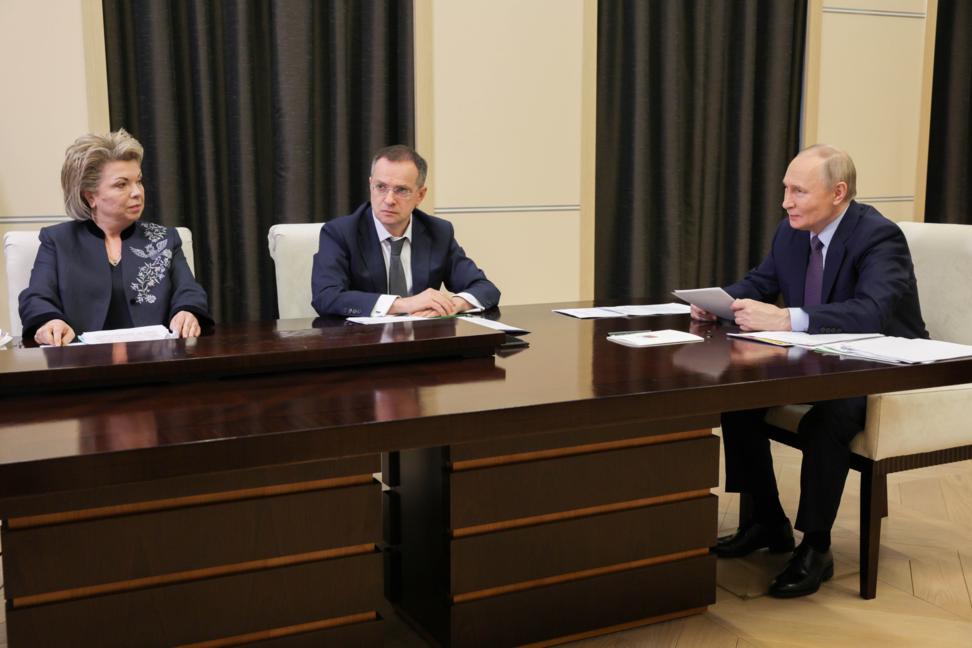 Дети в книжном, Папа на проводе и "Ы" - значит Крым. Главное по Путину за неделю Дети в книжном, Папа на проводе и "Ы" - значит Крым. Главное по Путину за неделю