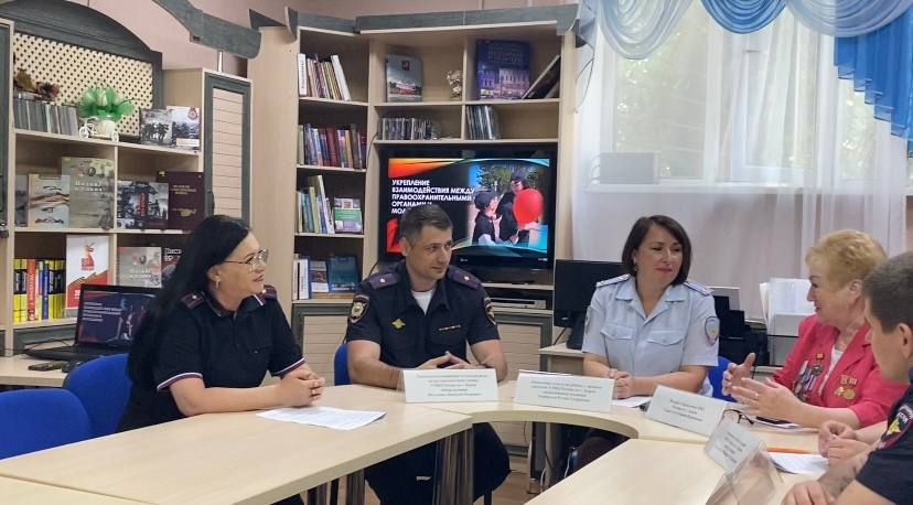 В Керчи полицейские провели круглый стол &quot;Диалог поколений: служба в полиции глазами молодежи&quot;