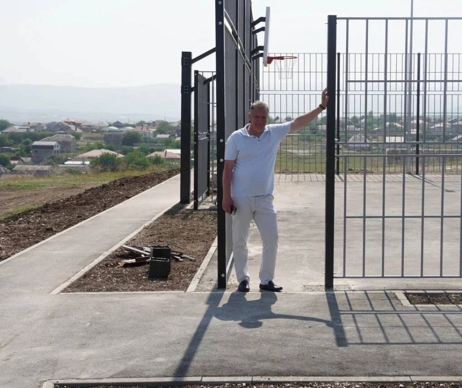Ольга Торубарова: Живая история…. Меньше года назад, осенью 2024 года, легенда крымского спорта Рустем Абдулаевич Казаков обратился к Главе Республики Крым Сергею Валерьевичу Аксёнову с просьбой об установке в его родном... Ольга Торубарова: Живая история…. Меньше года назад, осенью 2024 года, легенда крымского спорта Рустем Абдулаевич Казаков обратился к Главе Республики Крым Сергею Валерьевичу Аксёнову с просьбой об установке в его родном...