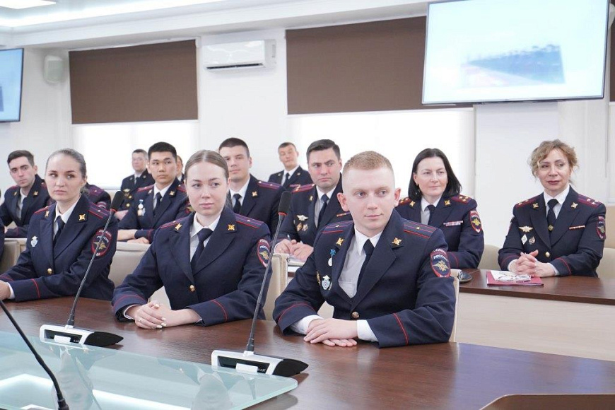 Сергей Лебедев в Московском университете МВД России имени В.Я. Кикотя подвел итоги викторины, посвященной 80-й годовщине Победы Сергей Лебедев в Московском университете МВД России имени В.Я. Кикотя подвел итоги викторины, посвященной 80-й годовщине Победы