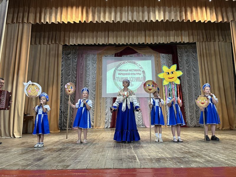 Традициям быть: в районном Доме культуры пгт. Советский прошел фестиваль обрядовой культуры «Традиции связующая нить» Традициям быть: в районном Доме культуры пгт. Советский прошел фестиваль обрядовой культуры «Традиции связующая нить»
