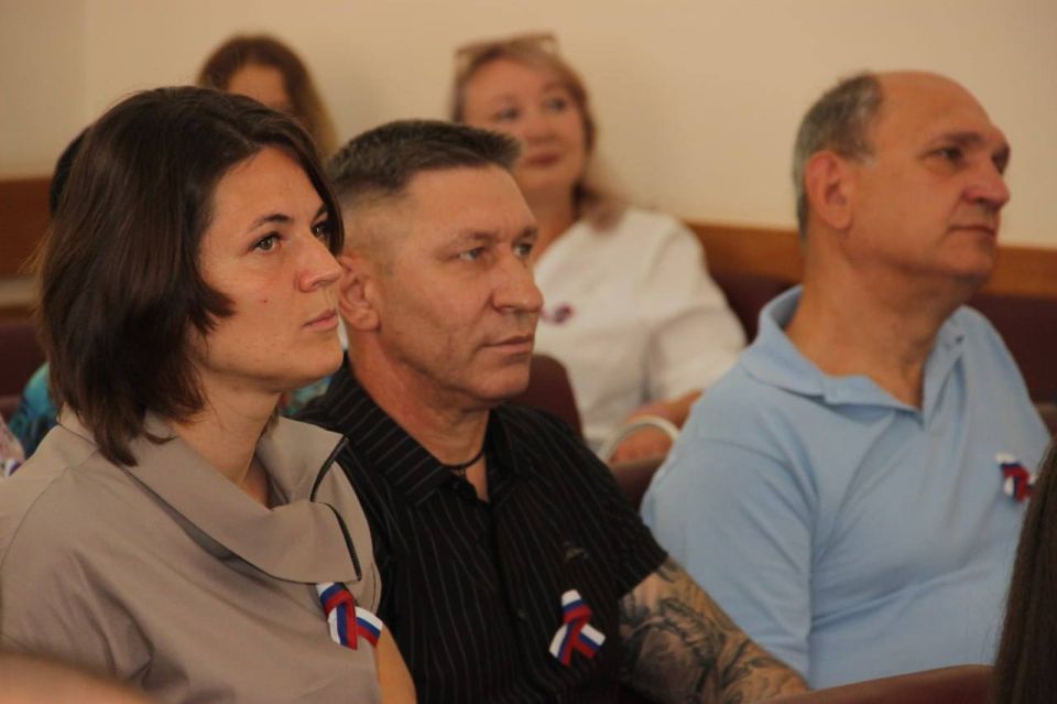 В Феодосии вручили награды жителям округа в честь Дня России В Феодосии вручили награды жителям округа в честь Дня России
