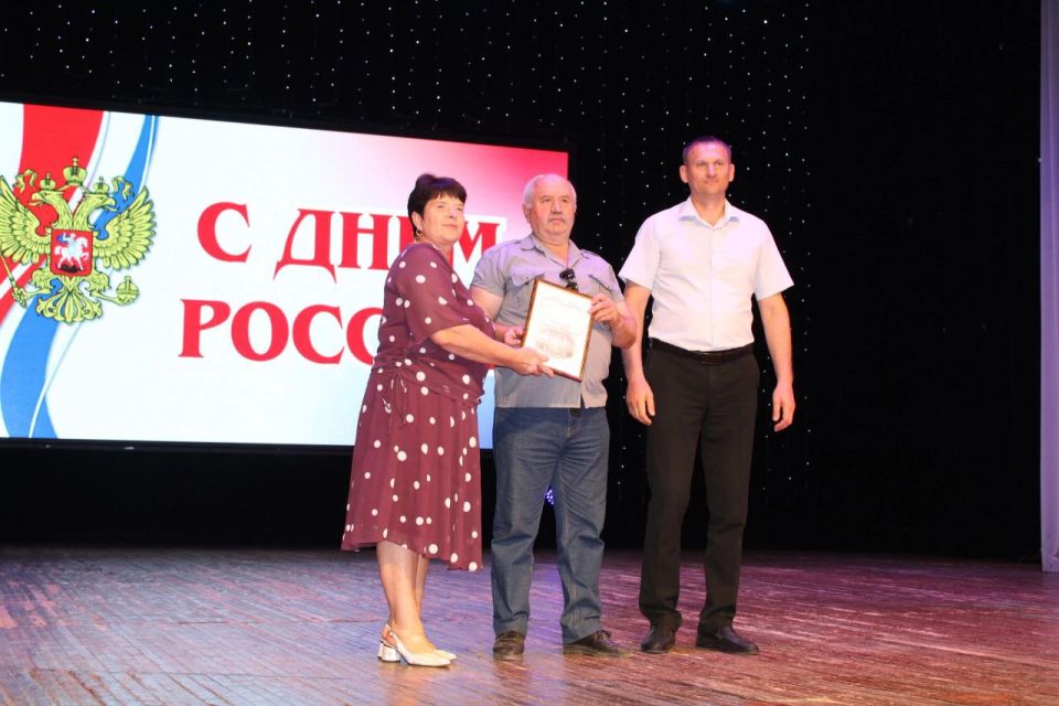 Первый заместитель главы администрации Сакского района Андрей Польченко, заместитель председателя Сакского районного совета Надежда Блохина вручили почетные грамоты труженикам района в рамках торжественного мероприятия ко Дню России Первый заместитель главы администрации Сакского района Андрей Польченко, заместитель председателя Сакского районного совета Надежда Блохина вручили почетные грамоты труженикам района в рамках торжественного мероприятия ко Дню России