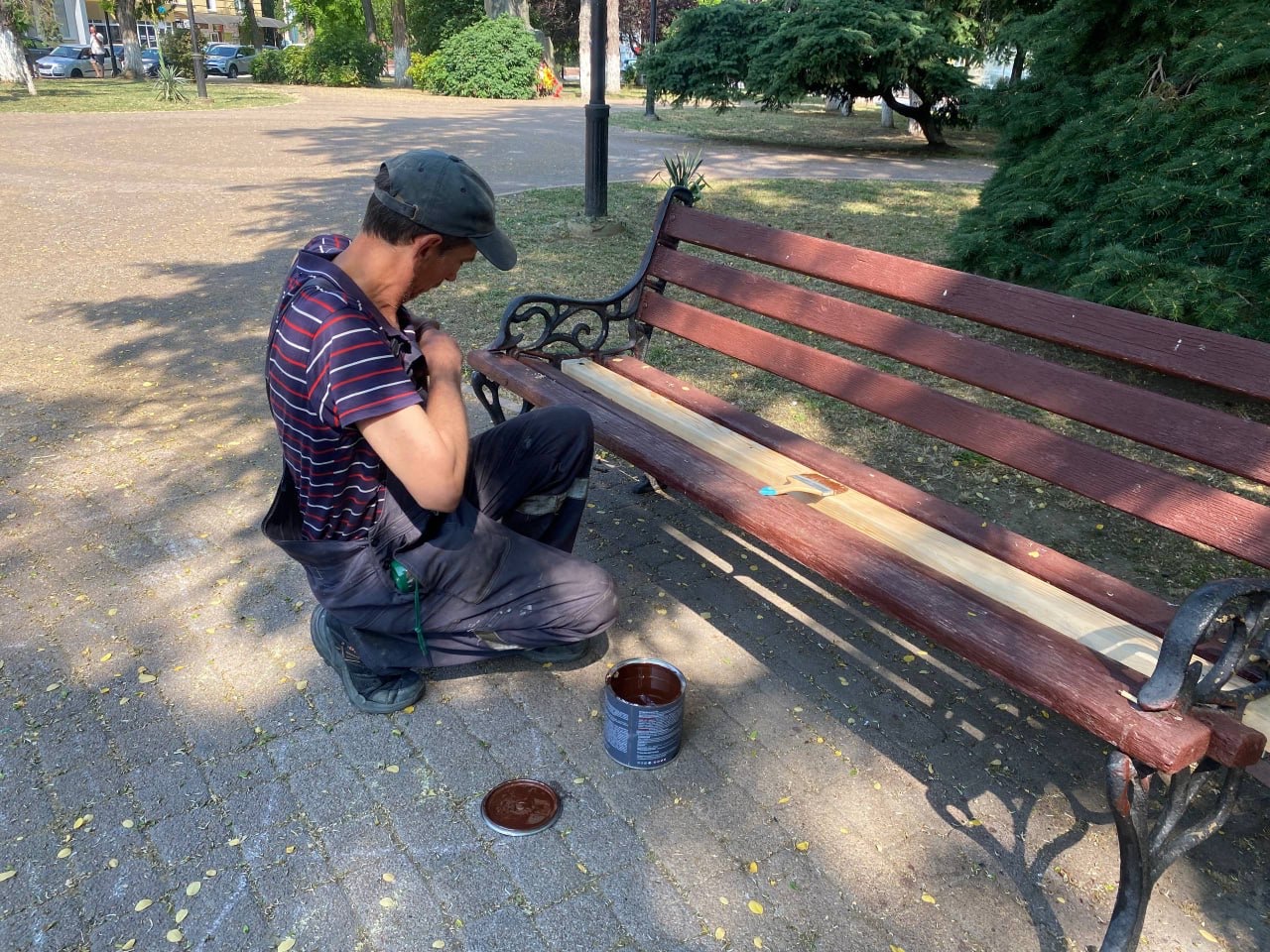 Сотрудники Службы городского хозяйства проводят ремонт скамеек в разных городских зонах Сотрудники Службы городского хозяйства проводят ремонт скамеек в разных городских зонах