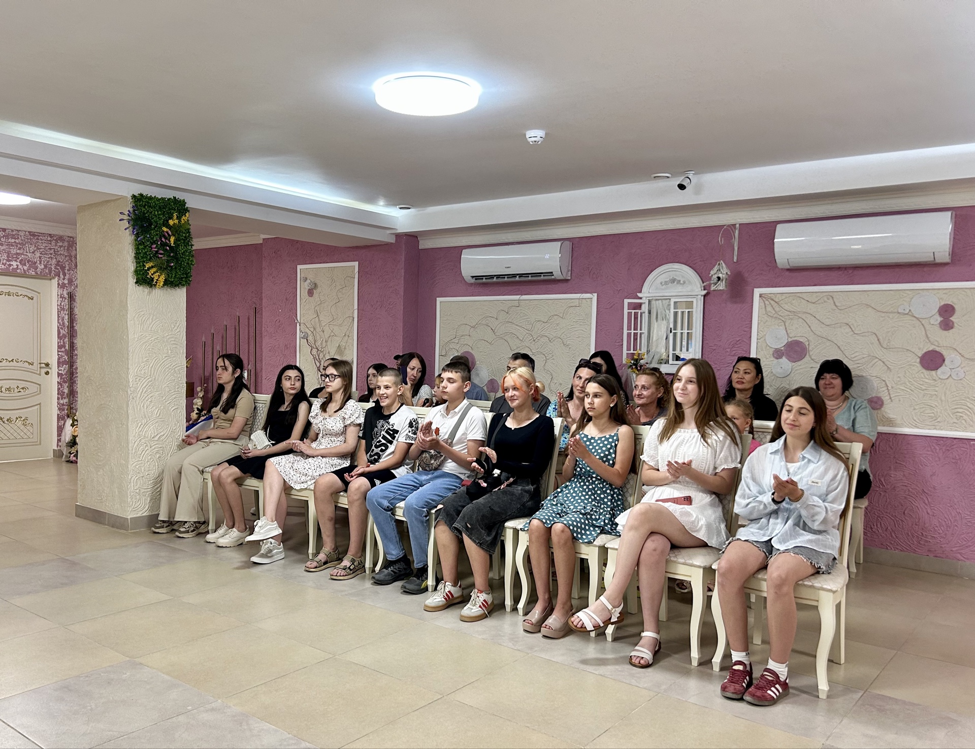 В Симферопольском районном отделе ЗАГС вручили первые паспорта юным гражданам страны В Симферопольском районном отделе ЗАГС вручили первые паспорта юным гражданам страны
