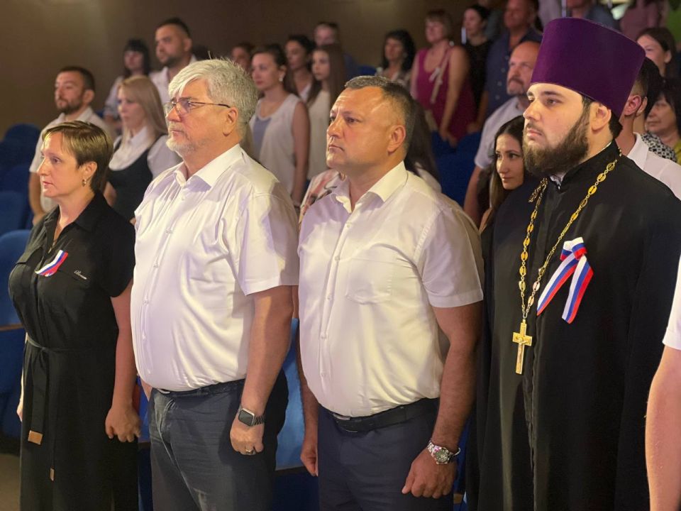 Руководители города поздравили жителей с Днем России Руководители города поздравили жителей с Днем России