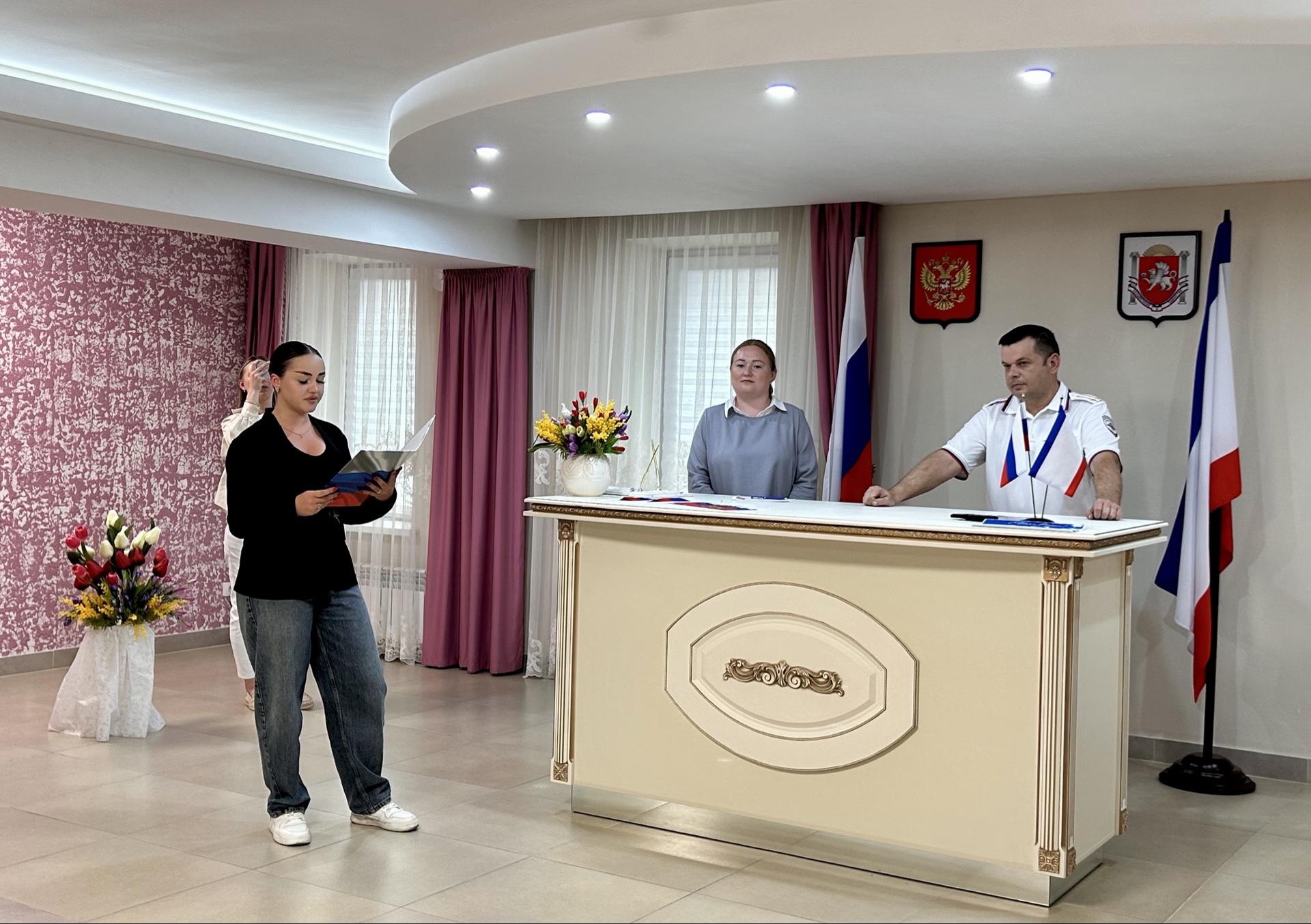 В Симферопольском районном отделе ЗАГС вручили первые паспорта юным гражданам страны В Симферопольском районном отделе ЗАГС вручили первые паспорта юным гражданам страны