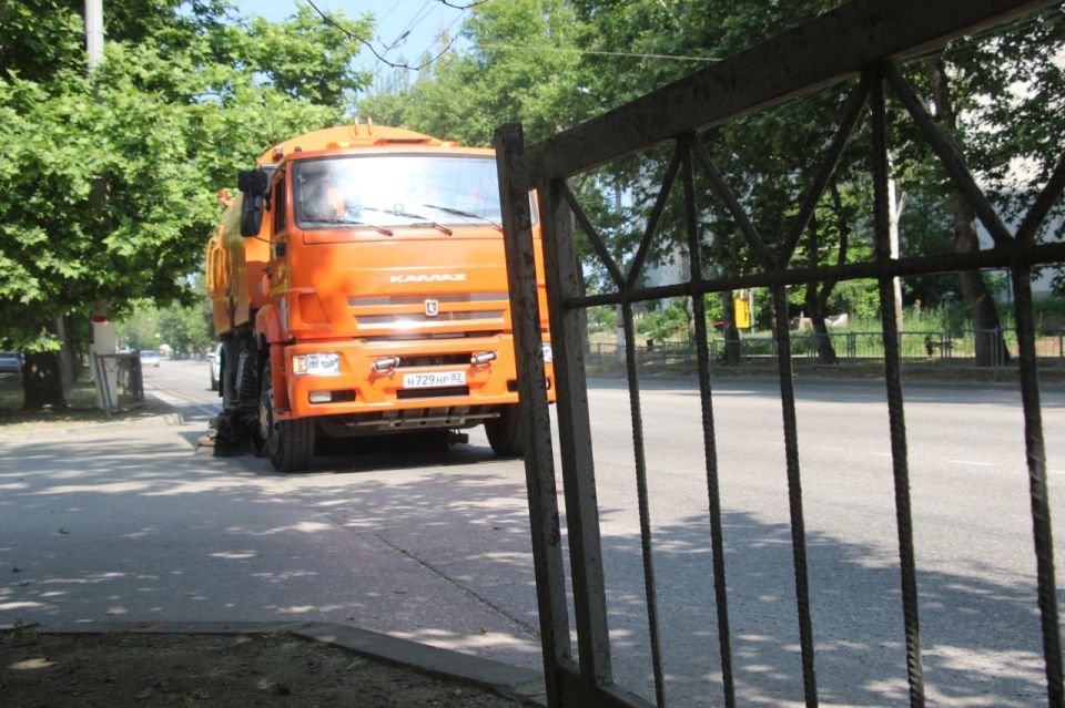 Уборка городских дорог в Керчи проводится круглосуточно Уборка городских дорог в Керчи проводится круглосуточно