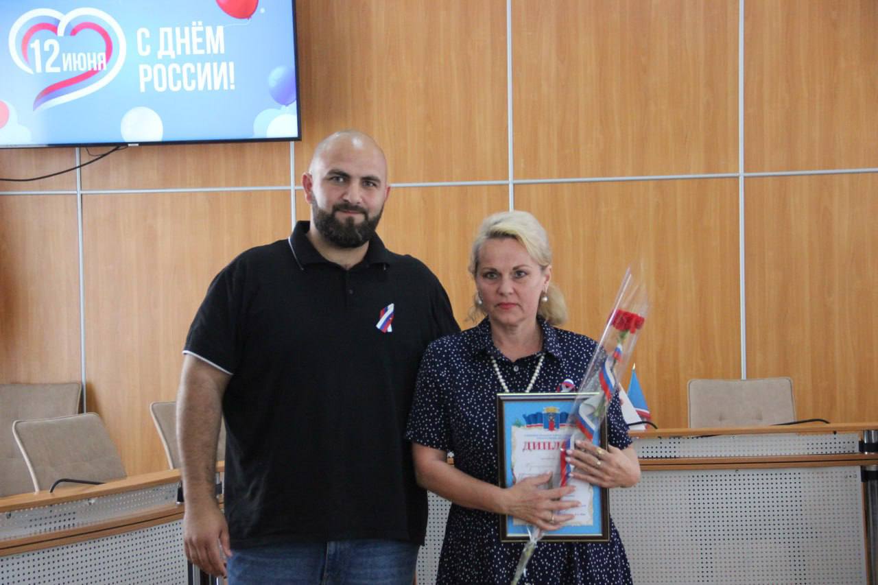 В Феодосии вручили награды жителям округа в честь Дня России В Феодосии вручили награды жителям округа в честь Дня России