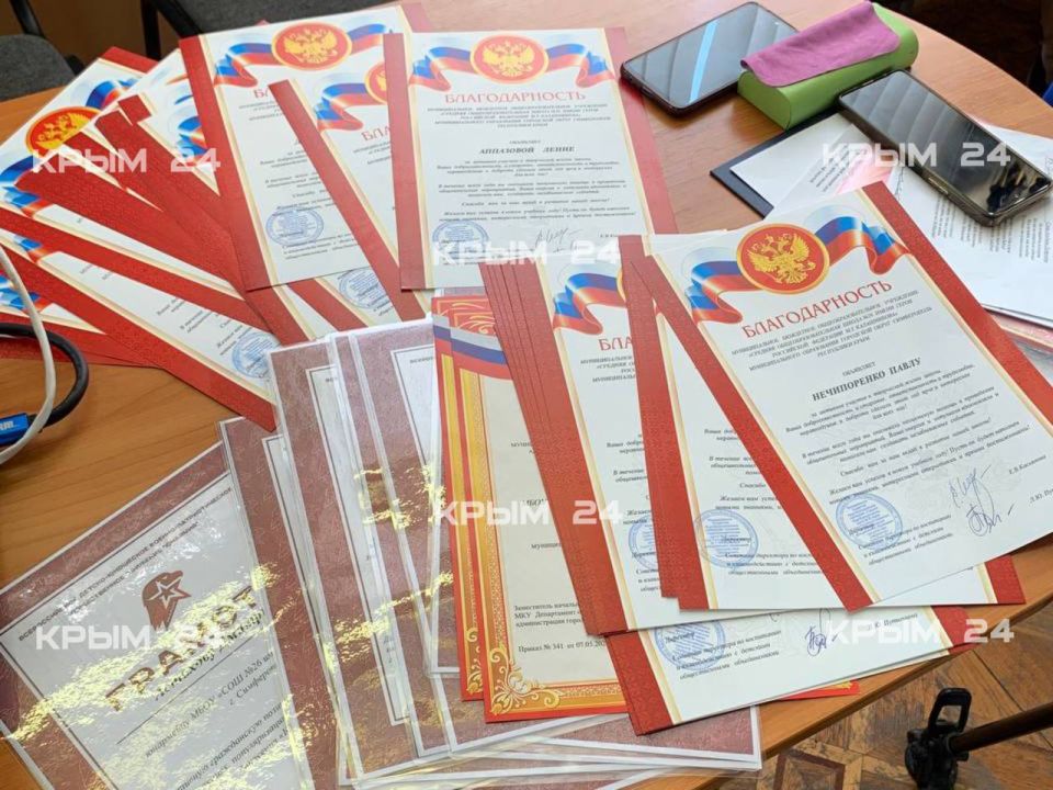 Аксёнов наградил школьников Крыма за волонтёрскую деятельность Аксёнов наградил школьников Крыма за волонтёрскую деятельность