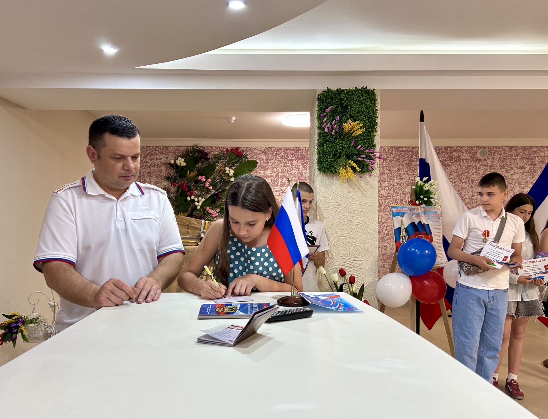 В Симферопольском районном отделе ЗАГС вручили первые паспорта юным гражданам страны В Симферопольском районном отделе ЗАГС вручили первые паспорта юным гражданам страны