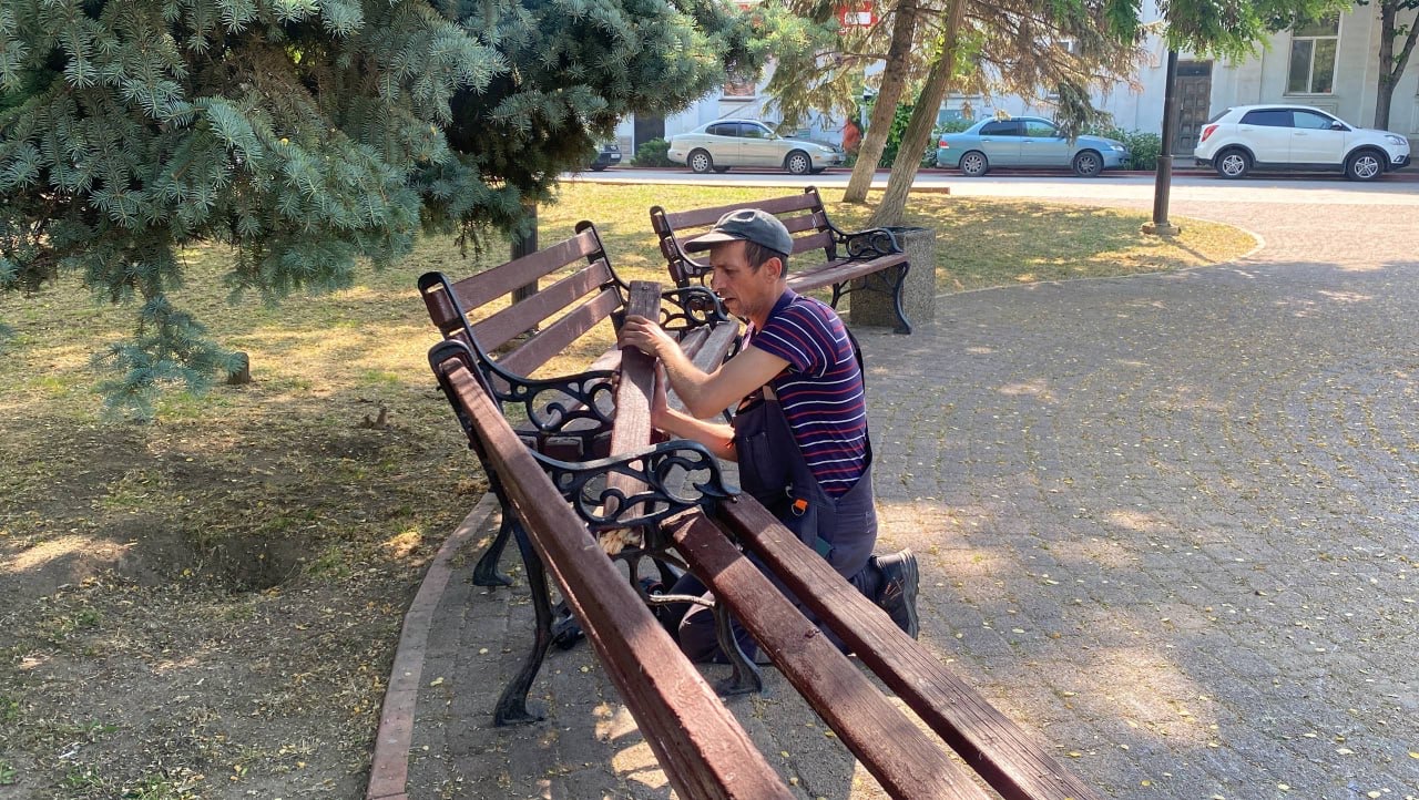 Сотрудники Службы городского хозяйства проводят ремонт скамеек в разных городских зонах Сотрудники Службы городского хозяйства проводят ремонт скамеек в разных городских зонах