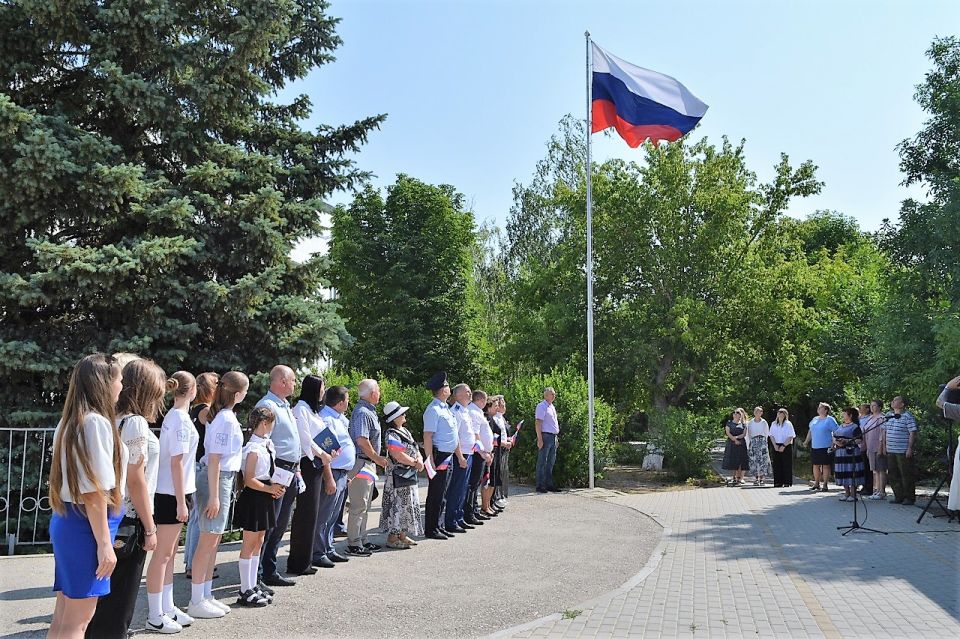 В пгт Первомайское состоялось торжественное поднятие Государственного флага Российской Федерации В пгт Первомайское состоялось торжественное поднятие Государственного флага Российской Федерации