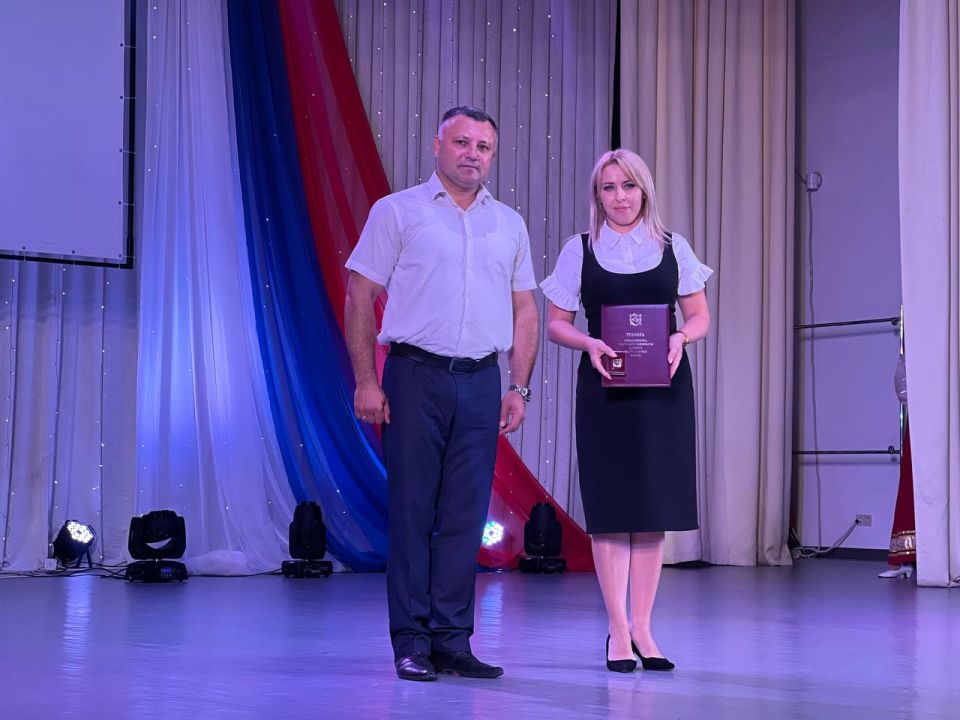 Руководители города поздравили жителей с Днем России Руководители города поздравили жителей с Днем России