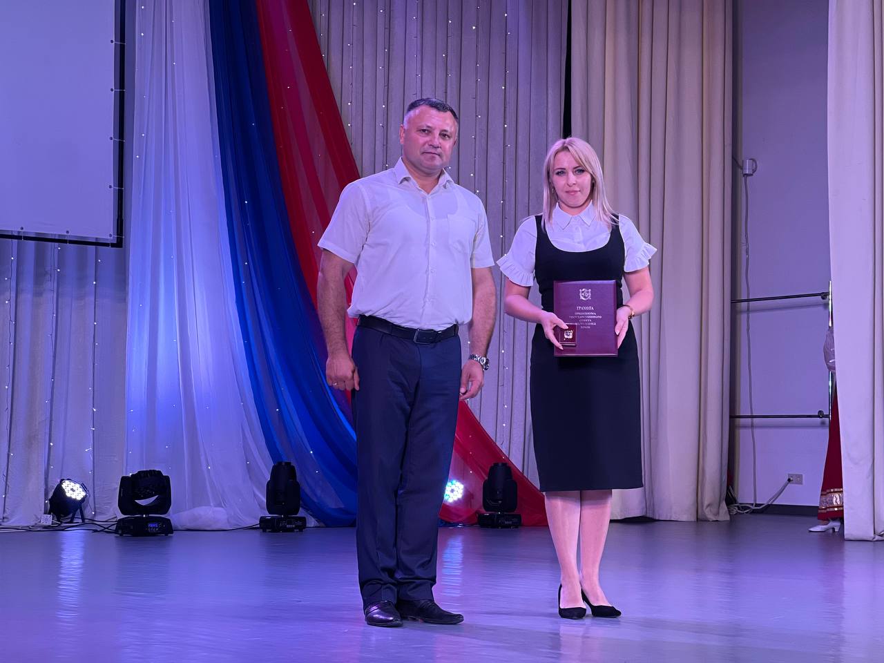 Руководители города поздравили жителей с Днем России Руководители города поздравили жителей с Днем России