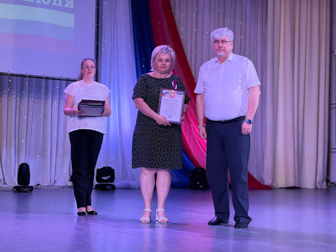 Руководители города поздравили жителей с Днем России Руководители города поздравили жителей с Днем России