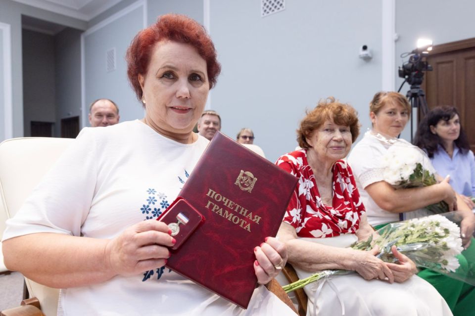 В Крыму вручили награды медикам в преддверии профессионального праздника