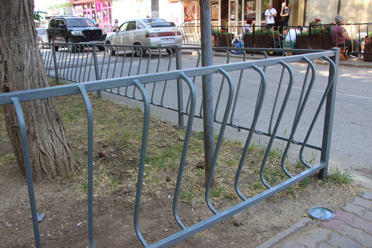 Сотрудники Службы городского хозяйства окрашивают дорожное ограждение на улице Сморжевского Сотрудники Службы городского хозяйства окрашивают дорожное ограждение на улице Сморжевского