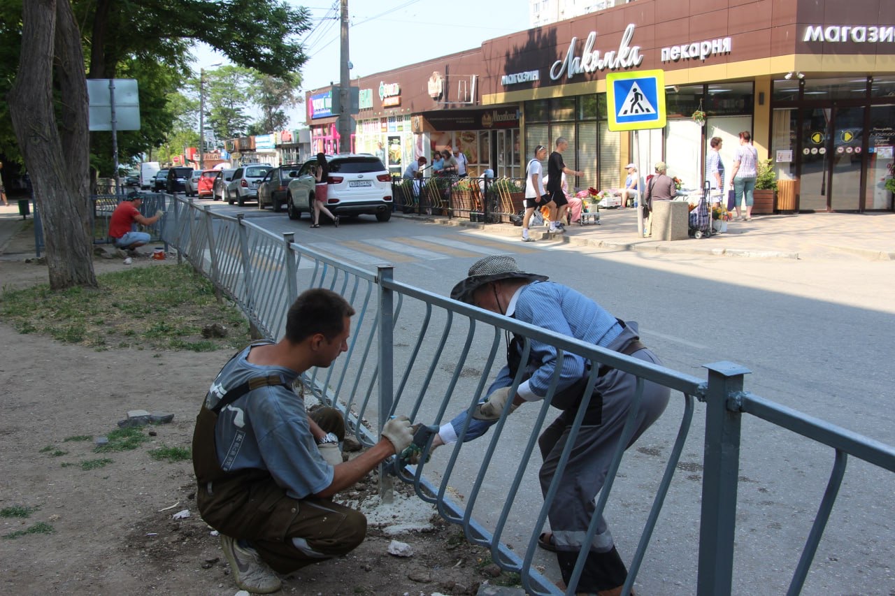Сотрудники Службы городского хозяйства окрашивают дорожное ограждение на улице Сморжевского Сотрудники Службы городского хозяйства окрашивают дорожное ограждение на улице Сморжевского