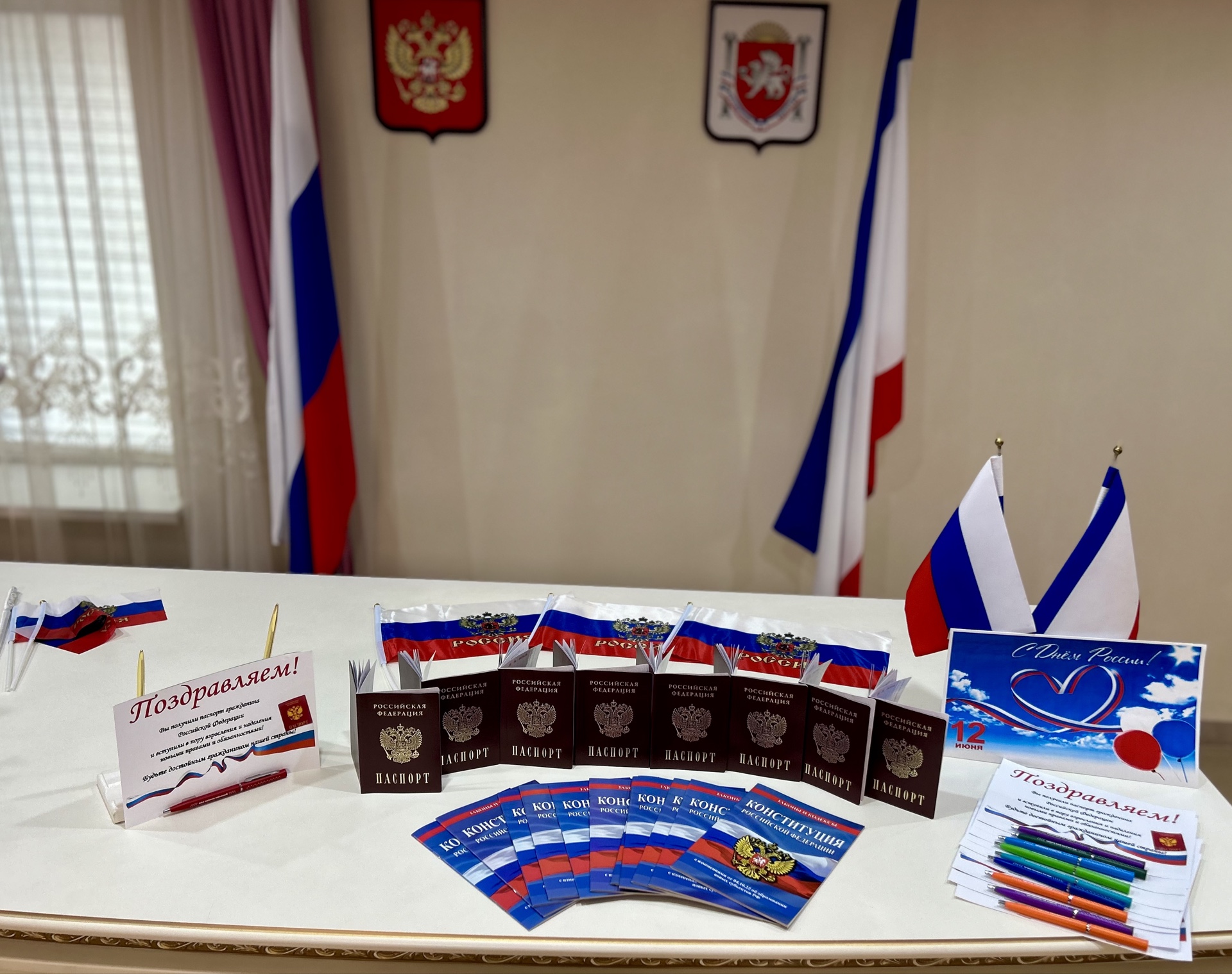В Симферопольском районном отделе ЗАГС вручили первые паспорта юным гражданам страны В Симферопольском районном отделе ЗАГС вручили первые паспорта юным гражданам страны