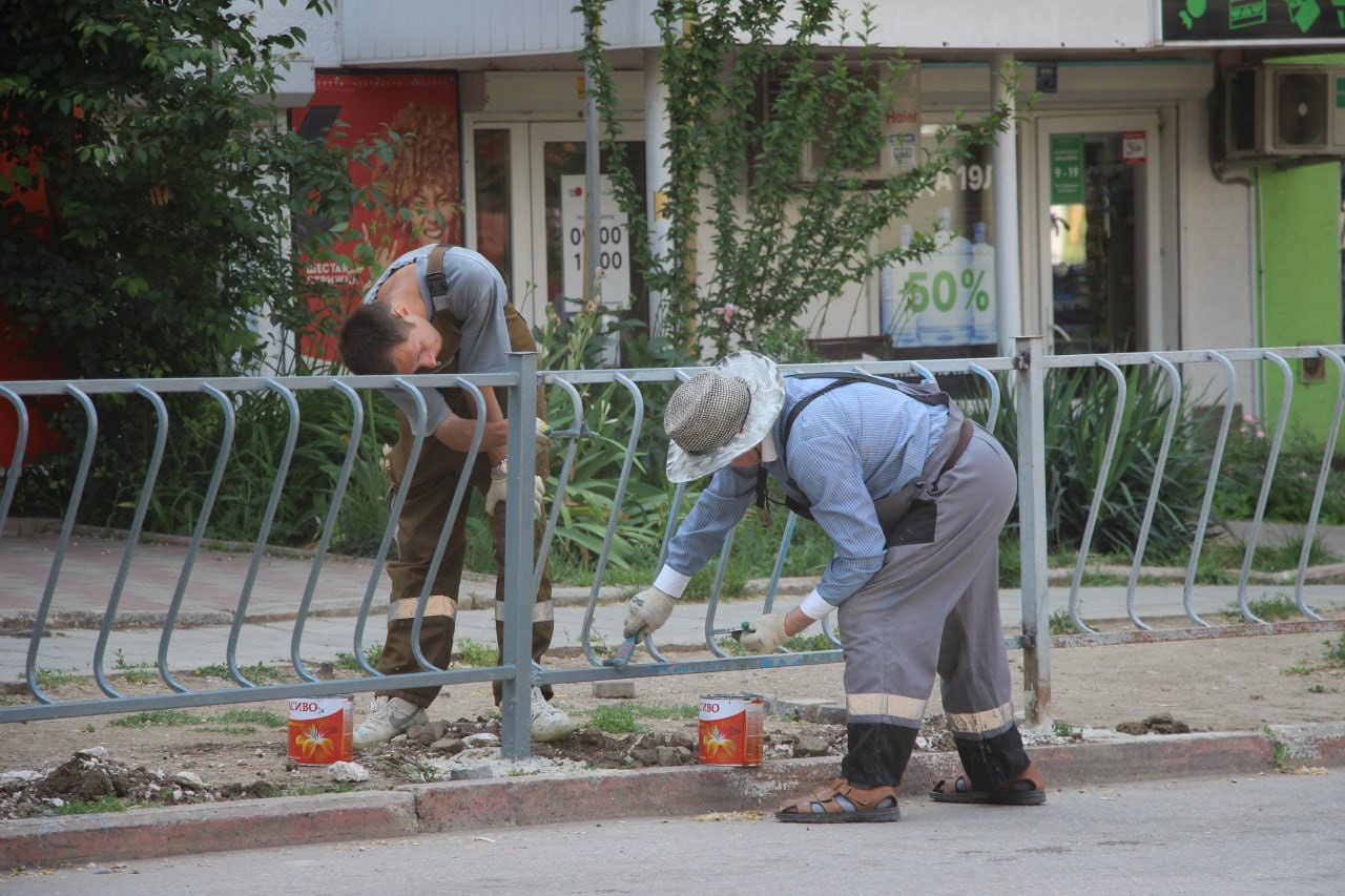 Сотрудники Службы городского хозяйства окрашивают дорожное ограждение на улице Сморжевского Сотрудники Службы городского хозяйства окрашивают дорожное ограждение на улице Сморжевского