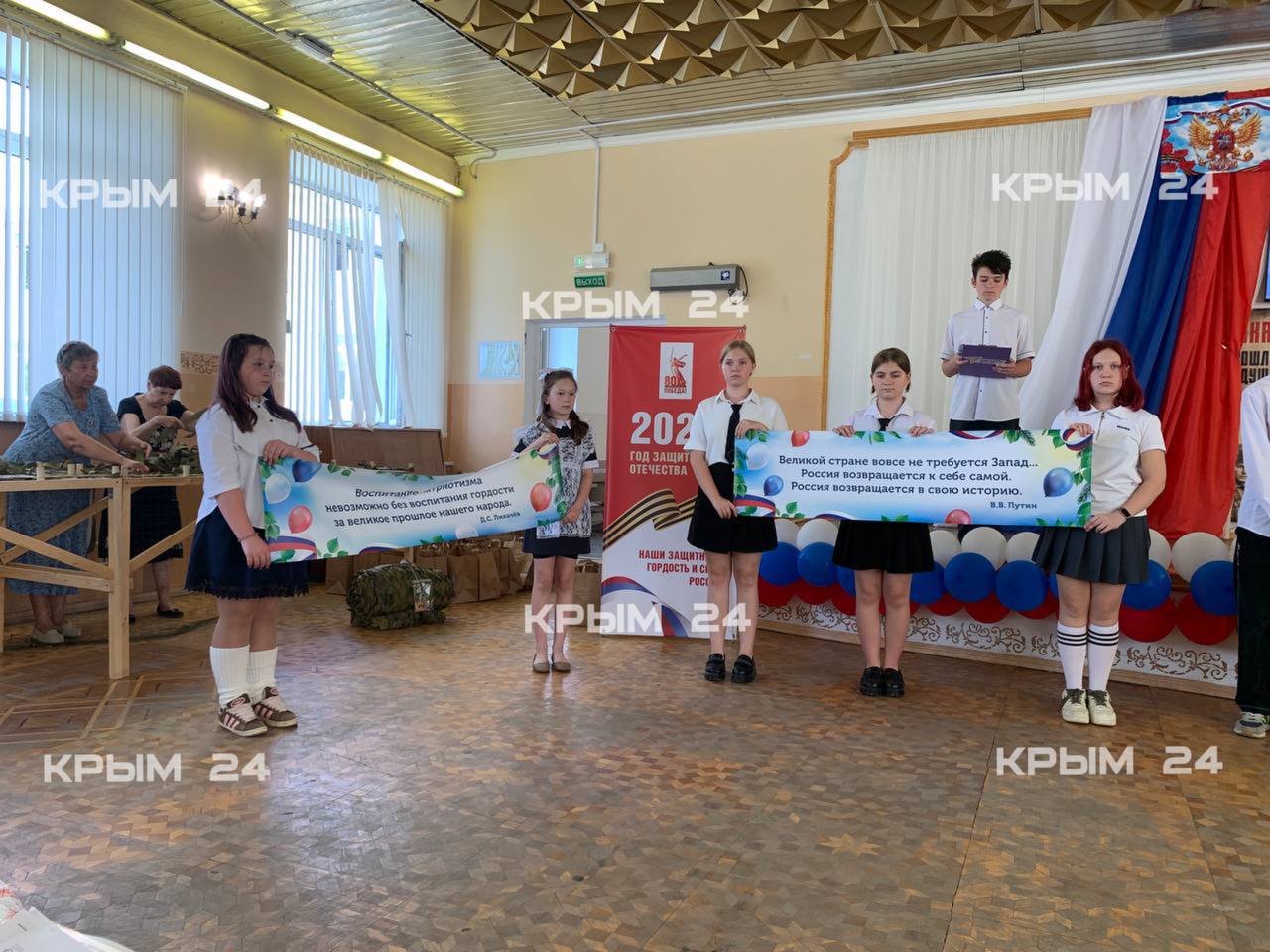 Аксёнов наградил школьников Крыма за волонтёрскую деятельность Аксёнов наградил школьников Крыма за волонтёрскую деятельность