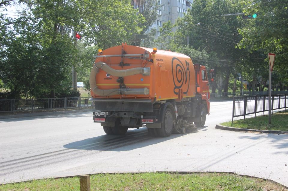 Уборка городских дорог в Керчи проводится круглосуточно Уборка городских дорог в Керчи проводится круглосуточно