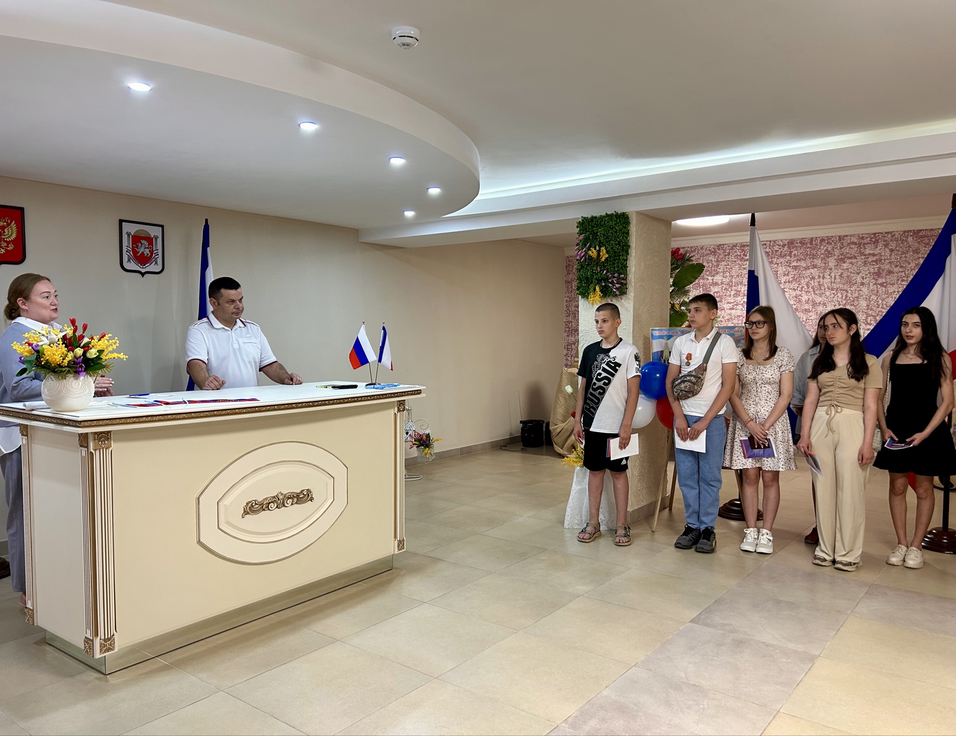 В Симферопольском районном отделе ЗАГС вручили первые паспорта юным гражданам страны В Симферопольском районном отделе ЗАГС вручили первые паспорта юным гражданам страны