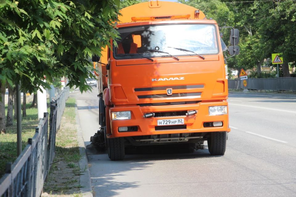 Уборка городских дорог в Керчи проводится круглосуточно Уборка городских дорог в Керчи проводится круглосуточно