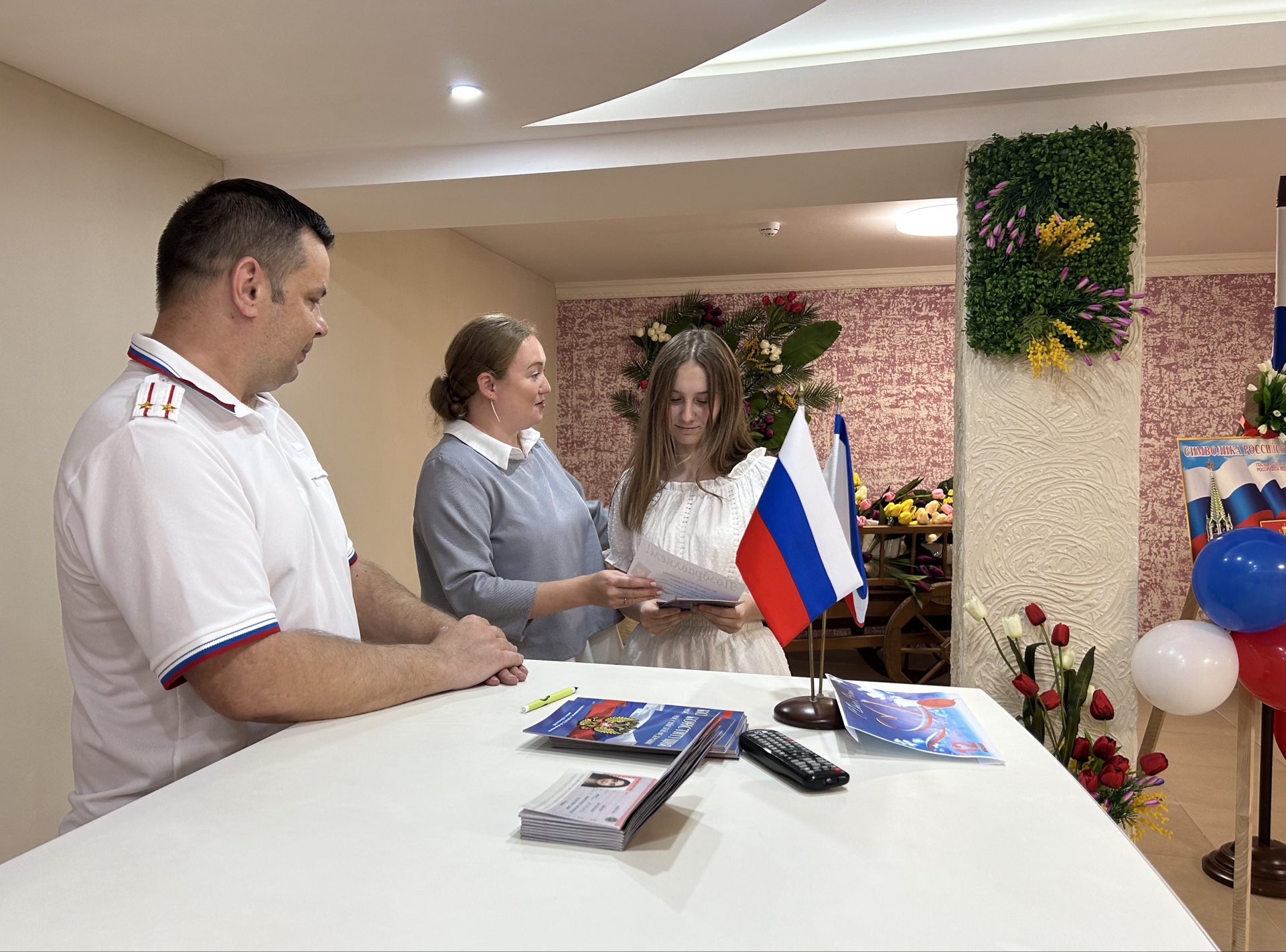 В Симферопольском районном отделе ЗАГС вручили первые паспорта юным гражданам страны В Симферопольском районном отделе ЗАГС вручили первые паспорта юным гражданам страны