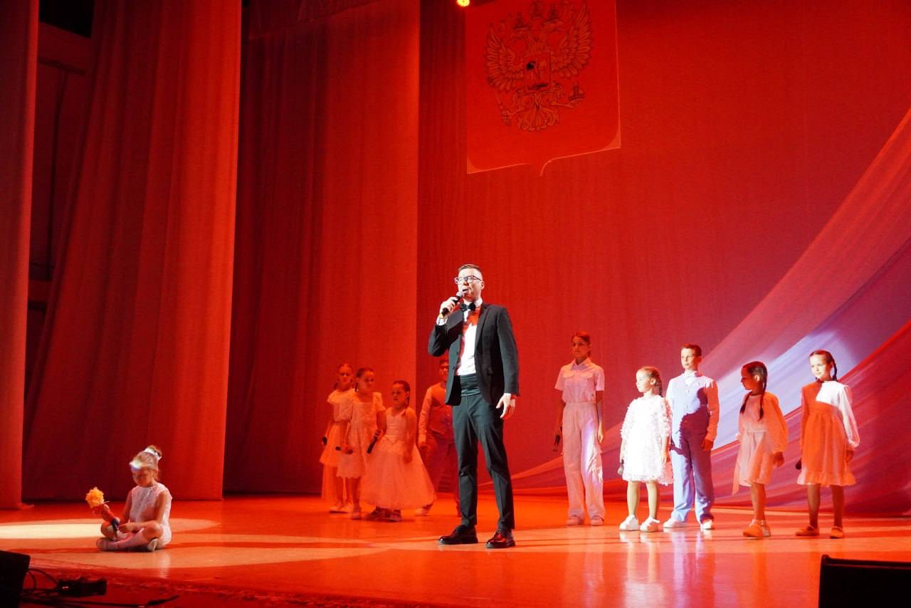 Во Дворце культуры «Корабел» проходит концерт, посвященный Дню России Во Дворце культуры «Корабел» проходит концерт, посвященный Дню России
