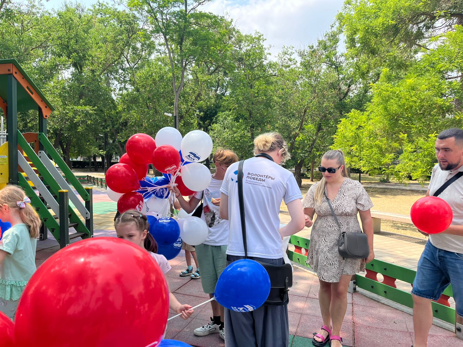 Праздничная атмосфера царила сегодня в комсомольском парке Праздничная атмосфера царила сегодня в комсомольском парке